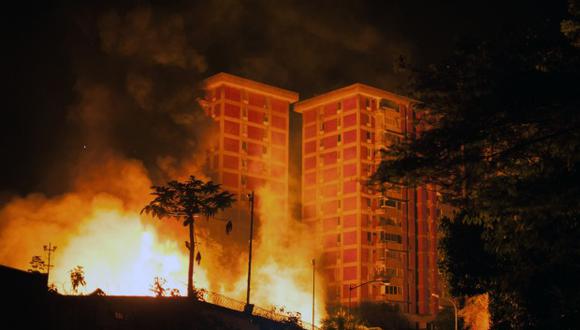 Incendio en la subestación eléctrica de la compañía eléctrica estatal Corpoelec en Caracas, luego de explosiones indeterminadas, mientras un apagón general continúa afectando al país. (Foto: AFP)