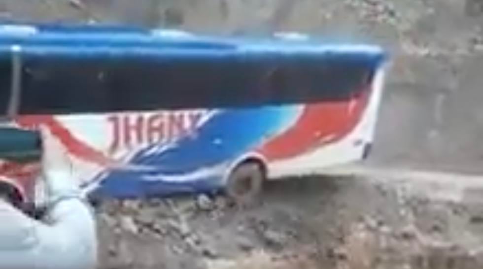 La Libertad: Bus interprovincial lleno de pasajeros casi cae a un abismo en Huamachuco
