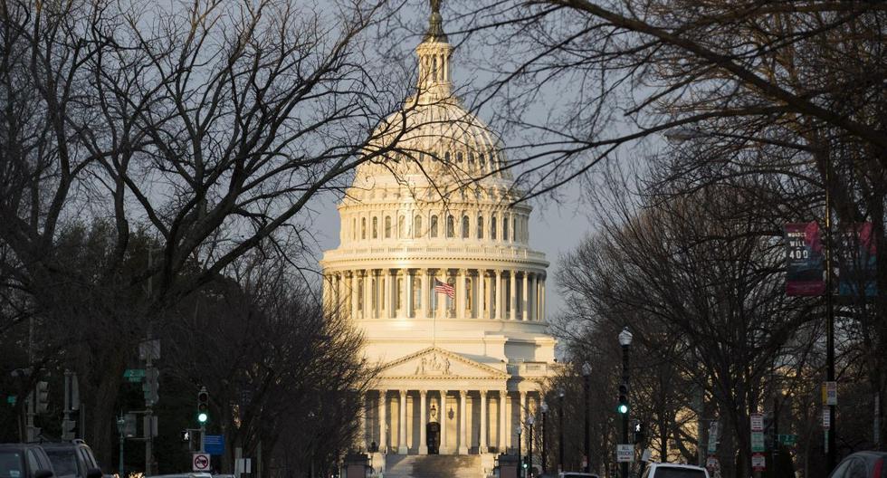 Vista del Capitolio en la madrugada en Washington D.C., Estados Unidos. (EFE/Shawn Thew).