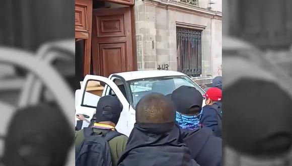 Manifestantes de Ayotzinapa derrumban la puerta del palacio presidencial en México