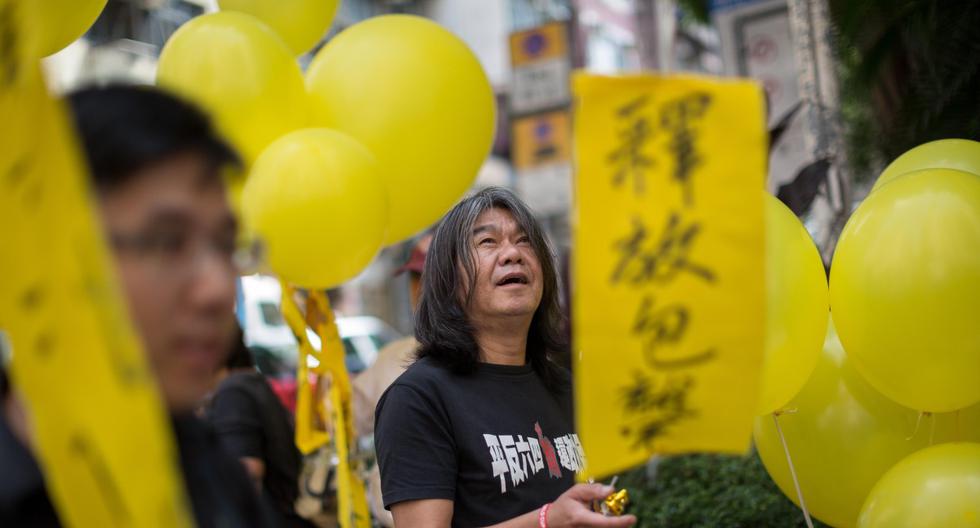 El activista Leung Kwok-hung, apodado 'Pelolargo', participa en una manifestación en Hong Kong, el 9 de octubre de 2020. (EFE/EPA/JEROME FAVRE).