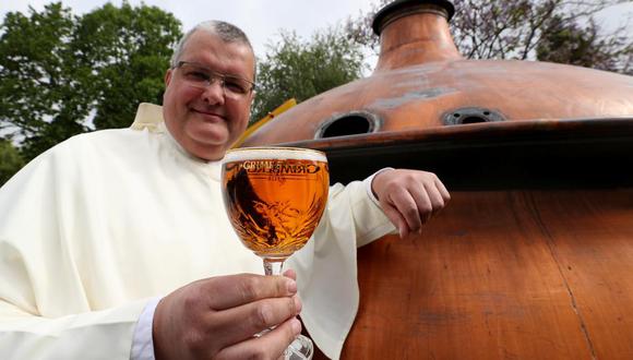 El padre norbertino Karel posa con un jarra de cerveza grabada con el emblema del fénix de Grimbergen.(Reuters)