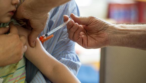 El trabajo concluye que las vacunas redujeron en más de la mitad el número potencial de muertes durante la pandemia en el primer año (el 63 %).
 (Foto: Joseph Prezioso / AFP)
