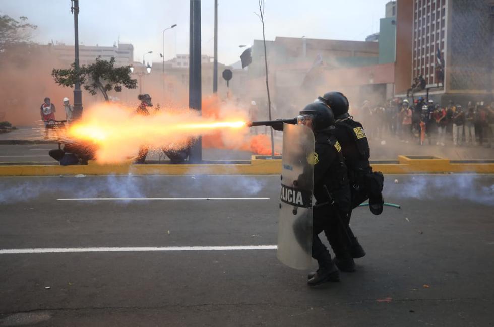 Policía utilizó bombas lacrimógenas para dispersar a los manifestantes. Foto: César Bueno@photo.gec