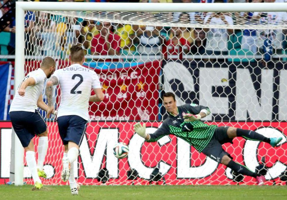 El francés Karim Benzema falló el primer penal del Mundial contra Suiza. (EFE)