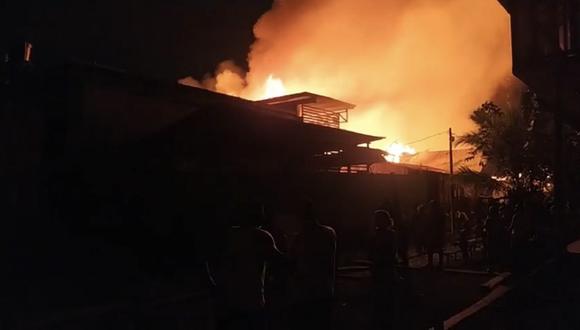 Al menos dos personas murieron y más de 50 casas fueron destruidas por un incendio en Colombia. (Foto: Twitter)