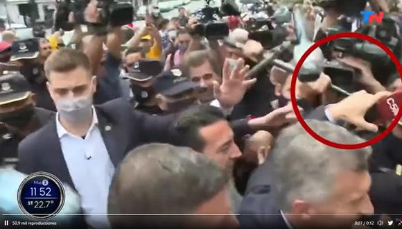 Mauricio Macri le roba el micrófono a periodista y lo tira al suelo. (Foto: Twitter @gerpmartinez)