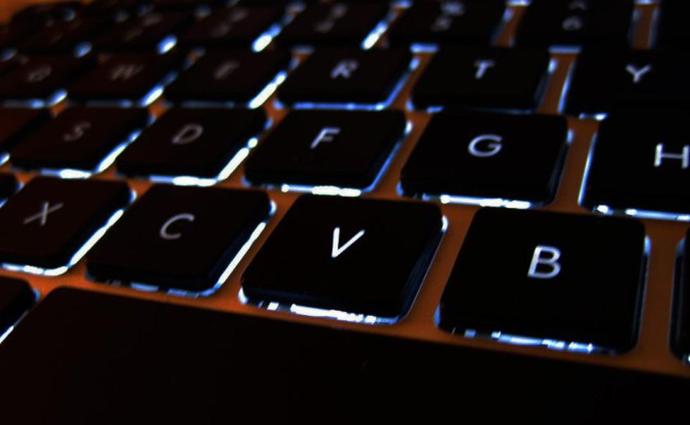 La fragilidad en los teclados ha sido siempre un problema para las personas que les gusta comer o tomar alguna bebida mientras navegan en la laptop o PC. (ComputerHoy)