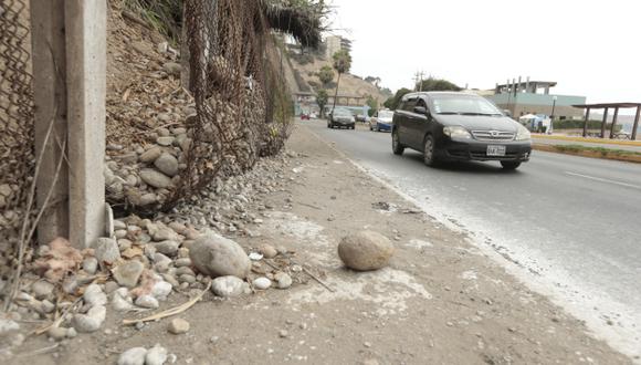 Las miles de personas que circulan a diario por la Costa Verde corren peligro por la constante caída de piedras. (C. Fajardo)