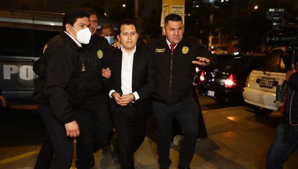La Policía detiene José Luna Gálvez tras la entrevista que ofreció a RPP. Sobre el excongresista y virtual regidor por Lima pesa una orden de prisión preventiva por 34 meses.

FOTOS: JESUS SAUCEDO / @PHOTO.GEC