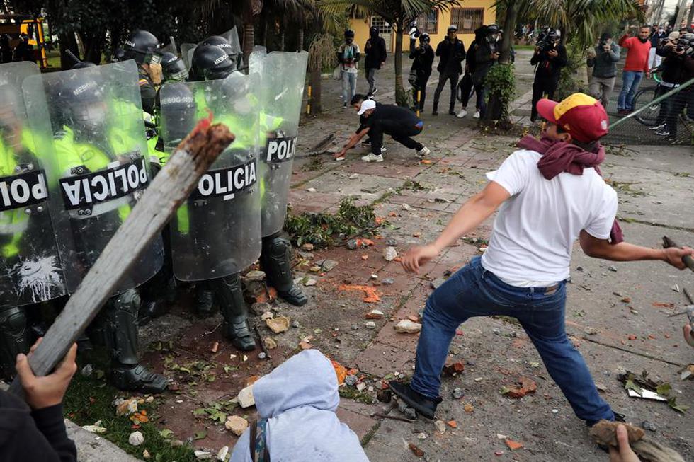 Los manifestantes se enfrentaron este miércoles con la Policía en la calle donde estuvo detenido Javier Ordoñez antes de ser llevado a un hospital. (Foto: EFE/ Carlos Ortega)
