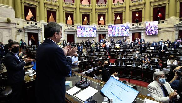 Una fotografía cedida por la Oficina de Prensa de la Cámara de Diputados de Argentina muestra a su presidente Sergio Massa aplaudiendo con los legisladores al inicio de la sesión sobre el aborto, en Buenos Aires. (Cámara de Diputados de Argentina/EFE).