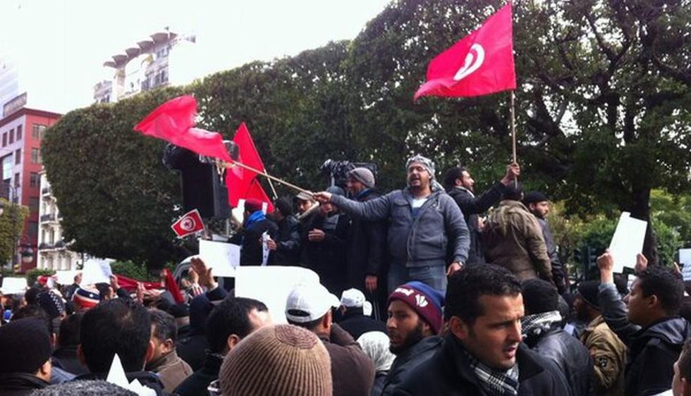 Más de 3 mil manifestantes gritaban consignas pro islamistas y antifranceses en la avenida Habib Bourguiba. Foto:ThaboSeseaneJr
