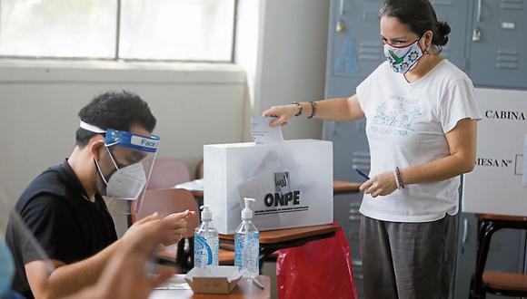 Hasta el momento el uso de mascarillas será obligatorio en los centros de votación, pero no el carnet de vacunación. (Foto archivo GEC)
