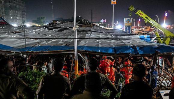 Cuatro personas murieron y al menos 60 resultaron heridas al caer una valla publicitaria en Bombay. Foto: AFP