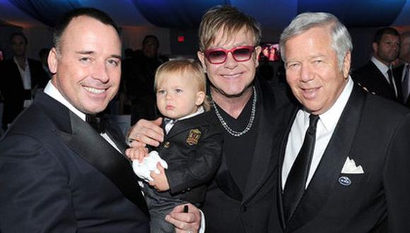 David Furnish, Zachary, Elton John y un amigo durante una fiesta. (Voz Latino)