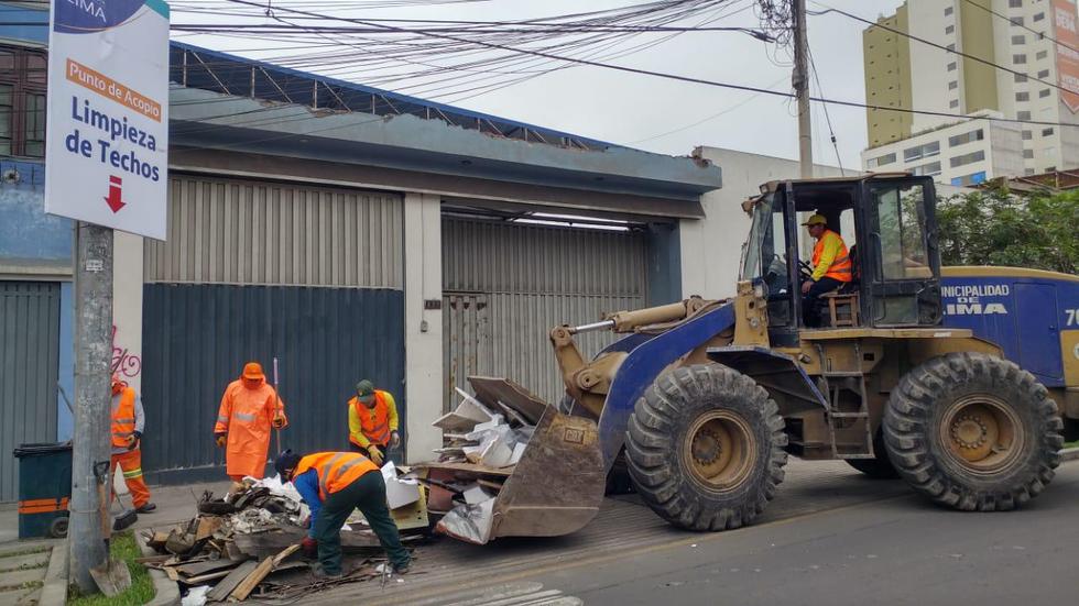 La Municipalidad de limpia retira desperdicios de las viviendas en la urbanización Santa Beatriz, en el Cercado de Lima.