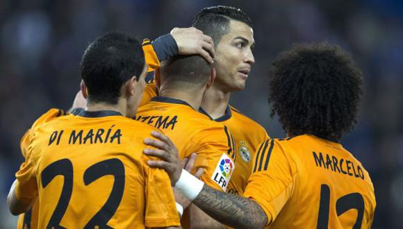 Cristiano Ronaldo felicita a Karim Benzema por su gol ante Espanyol. (EFE)