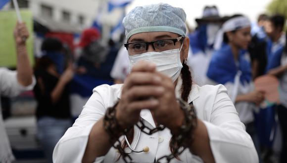 Médicos nicaraguenses denuncian despidos masivos por atender a heridos vinculados a protestas contra el régimen de Daniel Ortega (AFP).