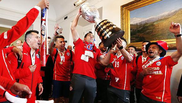Casi US$180 mil recibirá cada jugador chileno por ganar la Copa América 2015. (AFP)