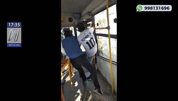 Cobrador y pasajero se pelean en bus de transporte público. (Captura)