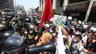 Manifestantes a favor y en contra de Íber Maraví se enfrentan con la Policía | VIDEO