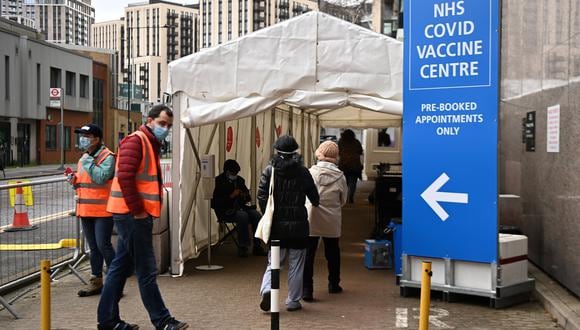 Inmigrantes latinos indocumentados temen asistir a los centros de vacunación masiva en Londres por falta de documentos.  (Foto: Andy Rain /  EFE)