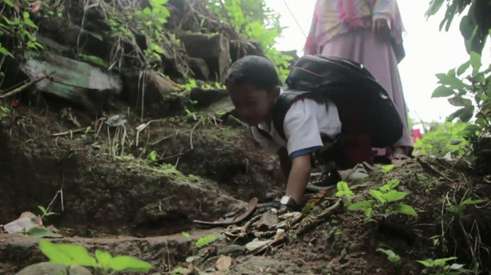 Indonesia: Niño con discapacidad demuestra que para aprender no existen límites. (AFP)