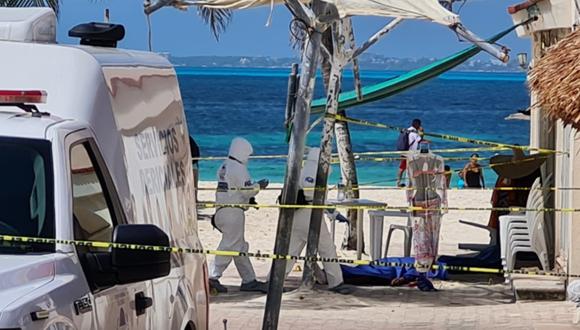 Peritos de criminalísticas en la zona donde ocurrió la balacera, en Playa Tortugas. (Foto: captura de pantalla | Noticaribe)