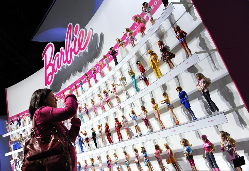 Barbie quiere dejar atrás los estereotipos sexistas para empoderar a niñas. (AFP)