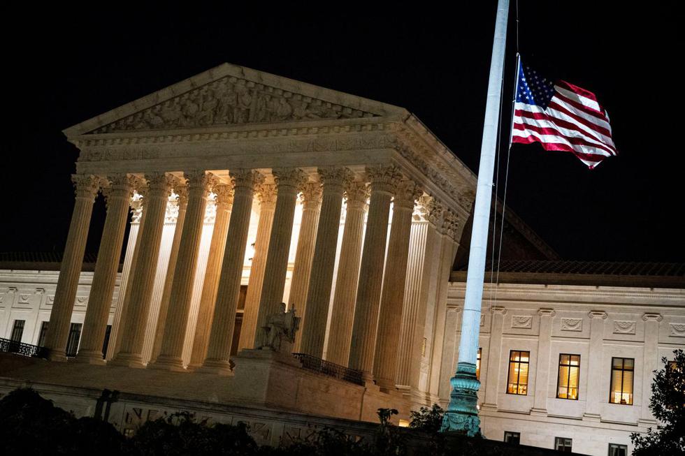 La bandera estadounidense ondea a media asta en las afueras de la Corte Suprema tras la muerte de la jueza Ruth Bader Ginsburg. (REUTERS/Al Drago).