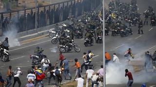 Tanqueta arrolla a manifestantes venezolanos que se oponen al régimen de Maduro [VIDEO]