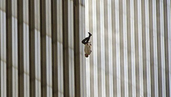 Un hombre se arroja desde una de las torres del World Trade Center. “The Falling Man”. (Foto: Richard Drew - AP).