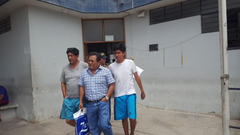 Funcionario (a la izquierda) fue detenido junto a su hijo de 19 años (derecha) Johnny Obregón.