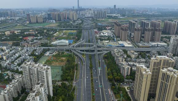 Esta foto aérea tomada el 1 de septiembre de 2022 muestra carreteras casi vacías en medio de restricciones debido a un brote del coronavirus Covid-19 en Chengdu, en la provincia de Sichuan, suroeste de China. (Foto por CNS / AFP)