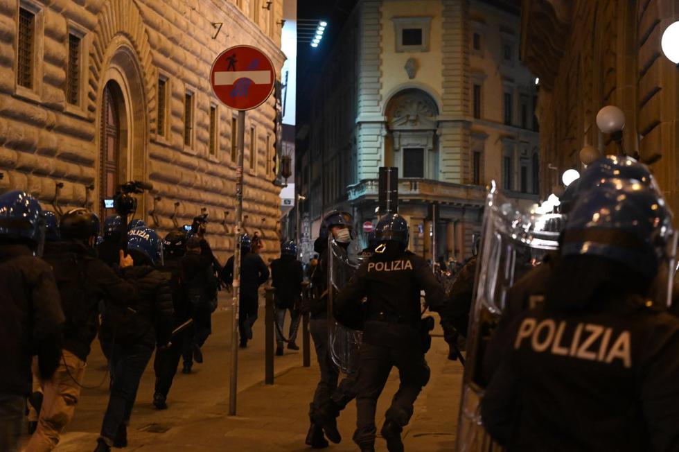 La policía arrestó a unas 20 personas durante una protesta no autorizada a finales del viernes en Florencia, Italia. (EFE/EPA/CLAUDIO GIOVANNINI).