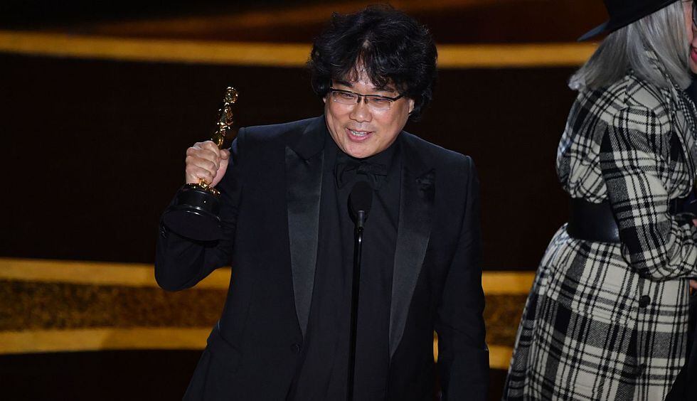 Oscar 2020: director de “Parásitos” y su tierno gesto de felicidad al ganar el premio a Mejor guión original. (Foto: AFP)