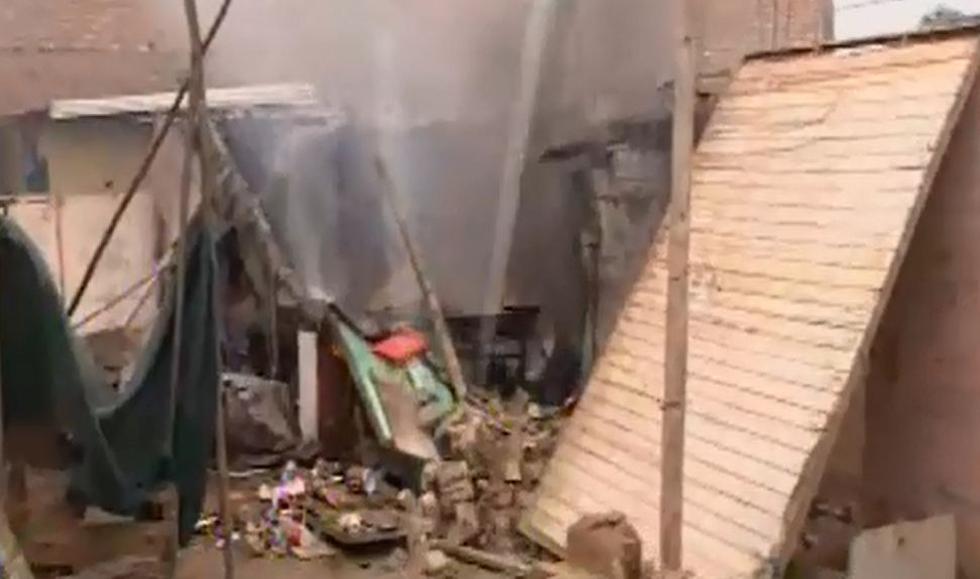 Carabayllo: Vecinos prenden fuego a vivienda de presuntos ladrones. (Canal N)