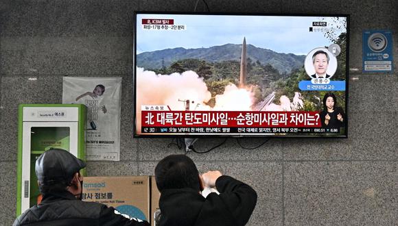 Los visitantes ven una transmisión de noticias que muestra imágenes de archivo de una prueba de misiles de Corea del Norte en la terminal de transbordadores de la isla de Ulleungdo, en el este de Corea del Sur, en el Mar del Este, también conocido como el Mar. de Japón (Foto de ANTHONY WALLACE / AFP)