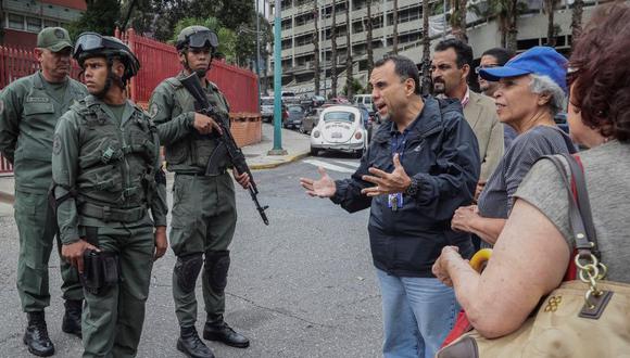 En la foto, militares evitan un homenaje en honor al capitán venezolano Rafael Acosta Arevalo en la entrada del Comando General de la Armada Bolivariana este lunes en Caracas. (Foto: EFE)