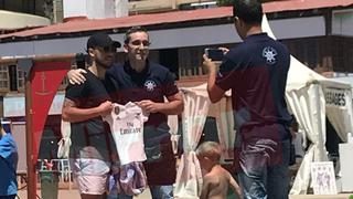 Cada vez más cerca: Eden Hazard posa con camiseta del Real Madrid en Marbella