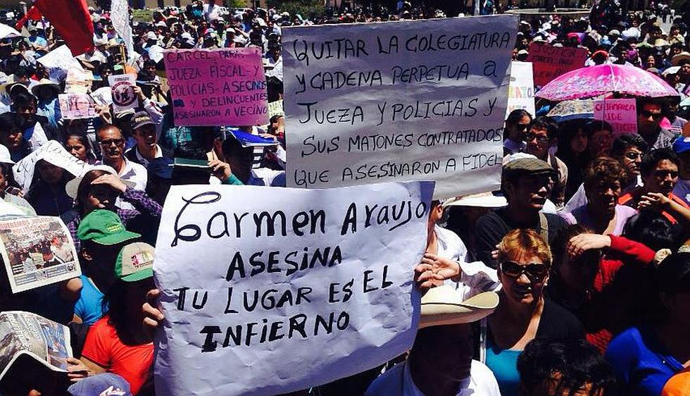 Manifestantes arremetieron contra Carmen Araujo, la jueza que fue separada de su cargo por ordenar desalojo que acabó en tragedia. (Cajamarca Eduin Lozano en Facebook)