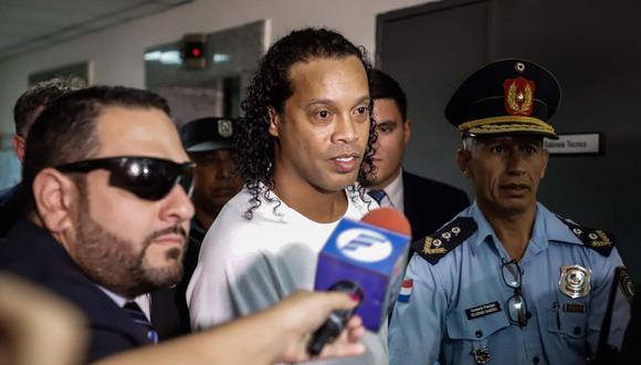 Las críticas a Ronaldinho llegaron desde Brasil y de dos ex mundialistas con la 'Canarinha'. (Foto: EFE)