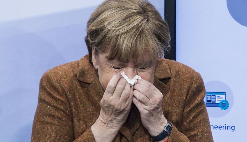 (19 de noviembre) La canciller alemana, Angela Merkel, estornuda mientras recorre una exposición dentro de la cumbre de Tecnología de la Información, en Berlin. (AFP)