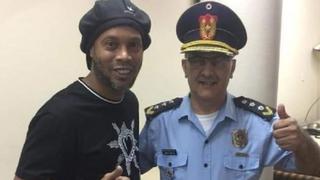 Policías se tomaron fotos con Ronaldinho durante su detención en Paraguay por presentar pasaporte falso
