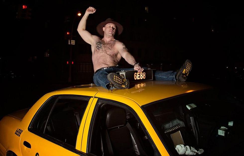 Con bastante sentido del humor, un grupo de taxistas de Nueva York posó de forma seductora para el calendario ‘NYC Taxi Drivers 2014 Beefcake Calendar’. (nyctaxicalendar.com)