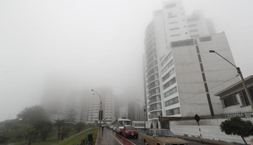 Los distritos de Lima amanecieron este martes con intenso frío, llovizna y neblina. (Foto: César Campos)