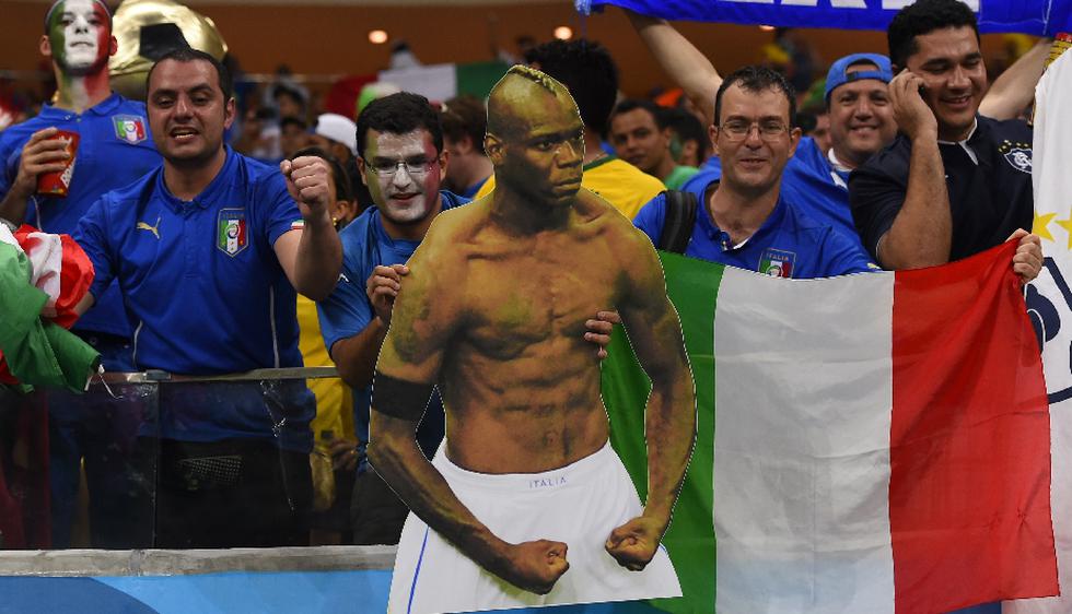 Fanáticos de Balotelli llevaron pancartas de la imagen del futbolista italiano. (AFP)