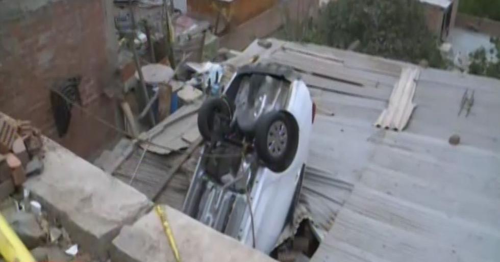 Hasta el momento el vehículo continúa sobre el techo y pone en riesgo a las cuatro personas que residen en el inmueble.