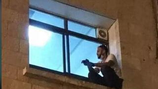 Joven palestino escaló hasta la ventana de un hospital para despedirse de su madre con coronavirus 